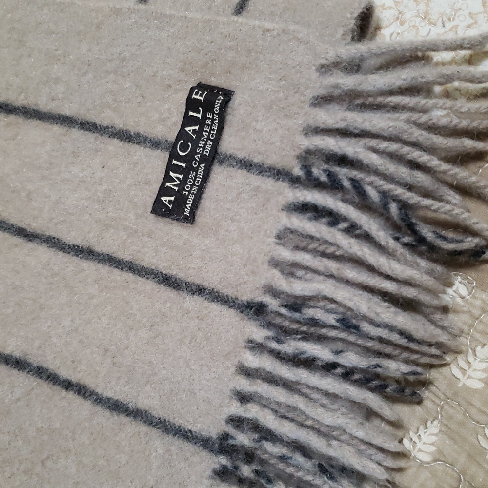 Amicale Cashmere Scarf - Picture 6 of 6